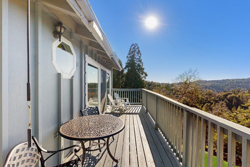 Dog Friendly near town & lake with fast WiFi, wood-burning fireplace, AC & W/D