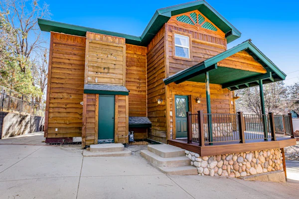 Spacious, classic home near skiing - fireplace, game room & summer seasonal pool