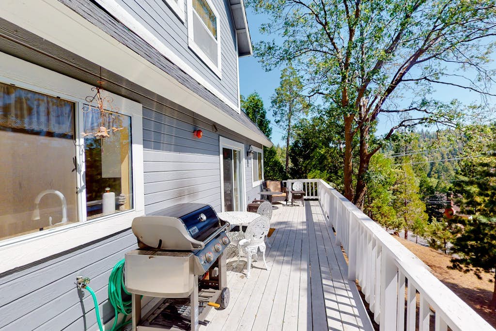 Tree-top getaway with forested views, elevated deck & fireplace