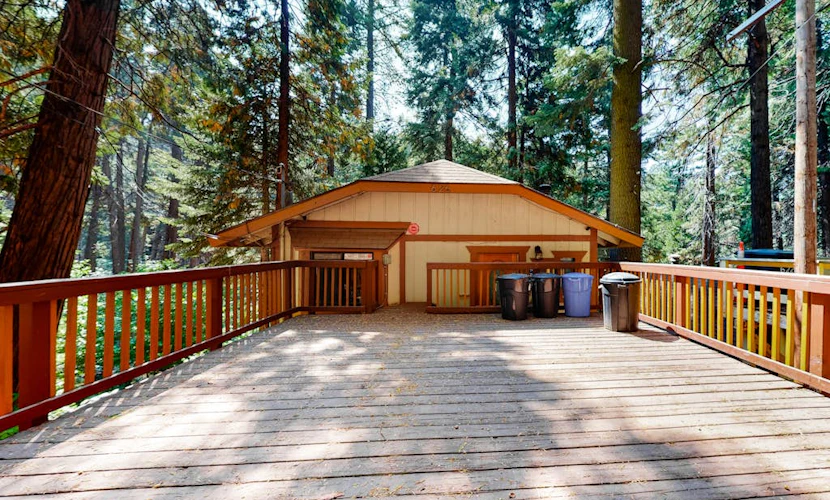 Dog-friendly mountain cabin w/ full kitchen, wood fireplace, and wet bar