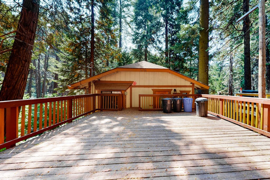 Dog-friendly mountain cabin w/ full kitchen, wood fireplace, and wet bar