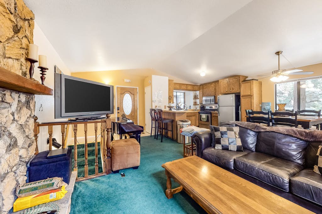 Dog-friendly mountain cabin w/ full kitchen, wood fireplace, and wet bar