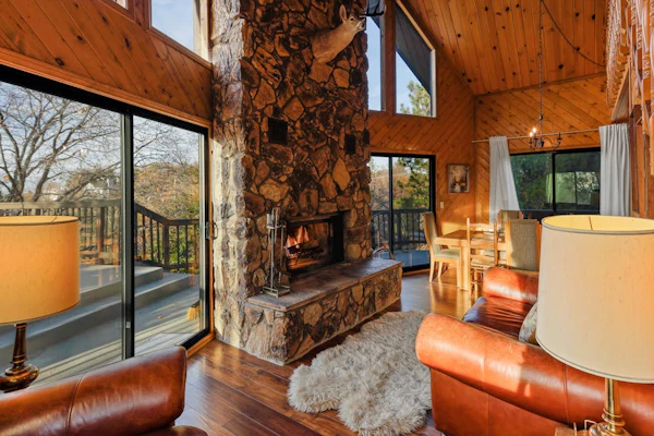 Modern mountain home with forest views - fireplace, spacious deck & loft