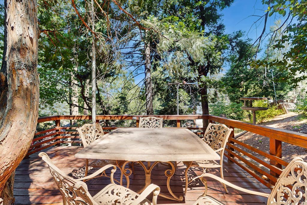 Rustic, wooded escape near the village w/ a lovely deck