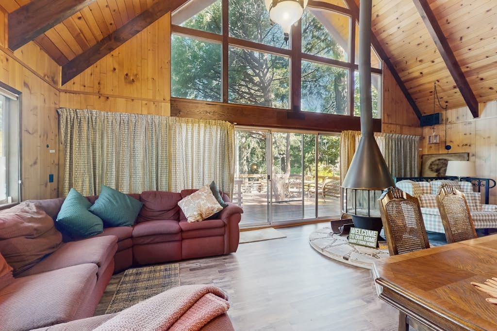 Rustic, wooded escape near the village w/ a lovely deck