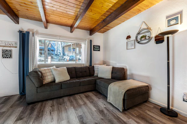 Dog-friendly retreat with fast WiFi, washer/dryer & wood-burning fireplace