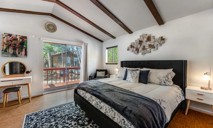 Dog-friendly retreat with fast WiFi, washer/dryer & wood-burning fireplace