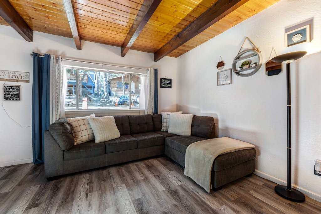 Dog-friendly retreat with fast WiFi, washer/dryer & wood-burning fireplace