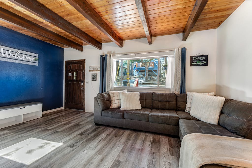Dog-friendly retreat with fast WiFi, washer/dryer & wood-burning fireplace