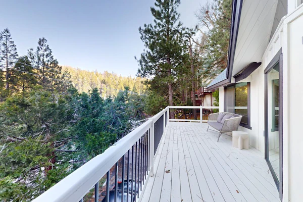 Dog-friendly home with beautiful views, large deck, smart TVs & lake access