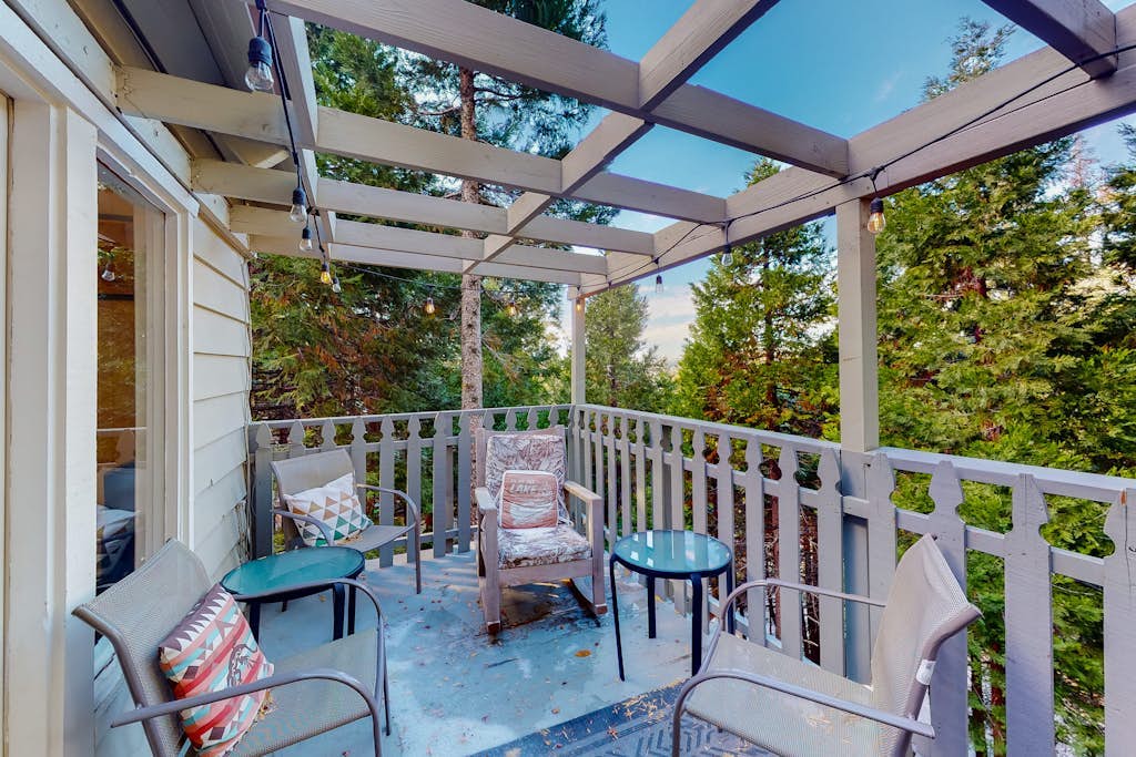 Tree-surrounded retreat w/ balcony, patio, fireplace, Lake access, washer/dryer