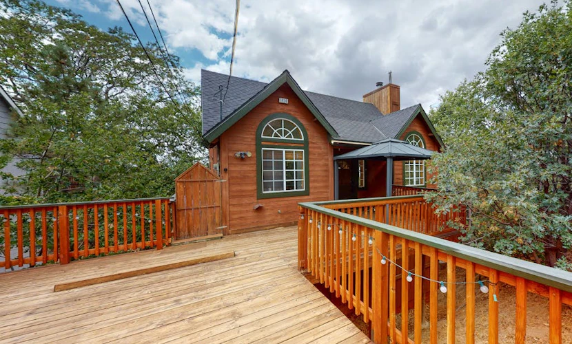 Spacious home with three decks, views, game room, fireplace, & fast WiFi