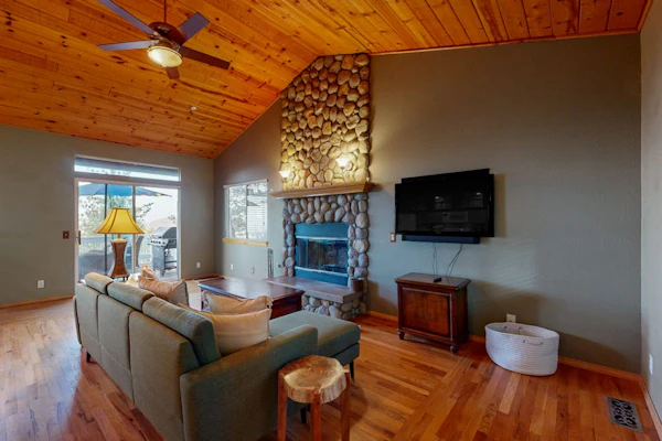 Charming home w/breathtaking view, fireplace, grill, close to hiking