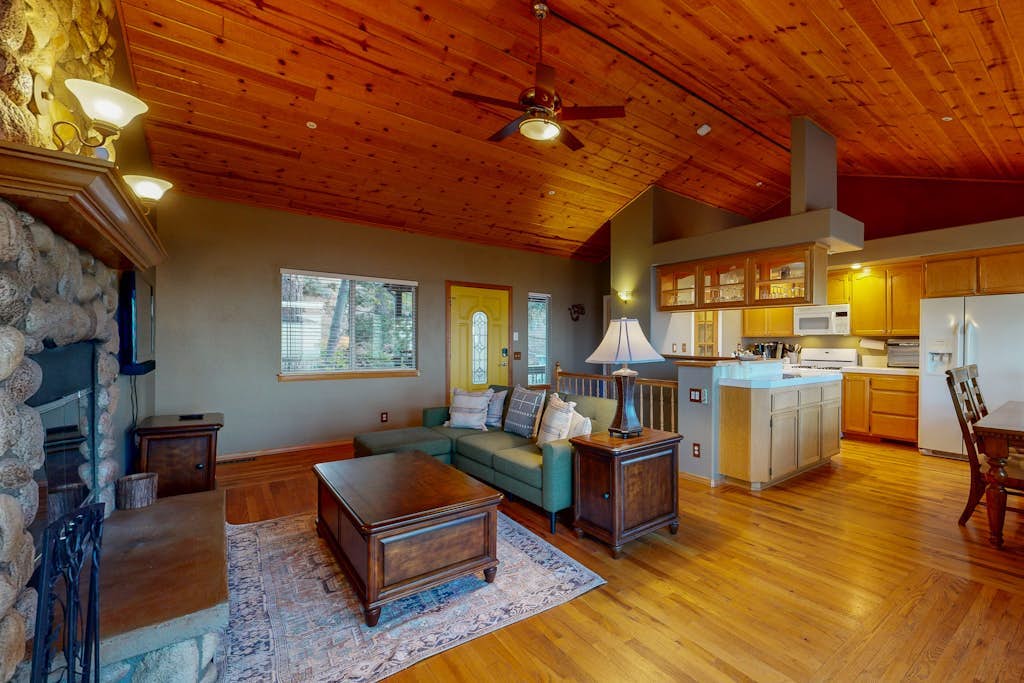 Charming home w/breathtaking view, fireplace, grill, close to hiking