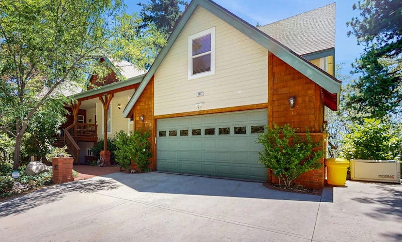Dog-friendly home w/ fireplace, gas grill & expansive deck w/ breathtaking views
