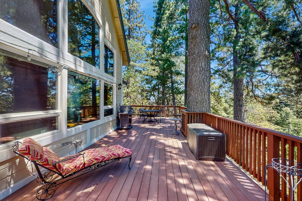 Dog-friendly home w/ fireplace, gas grill & expansive deck w/ breathtaking views
