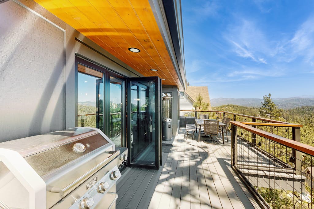 Kings Lodge | Modern Lodge | Panoramic Views | 2 Decks | Dog Friendly | Sleeps 7