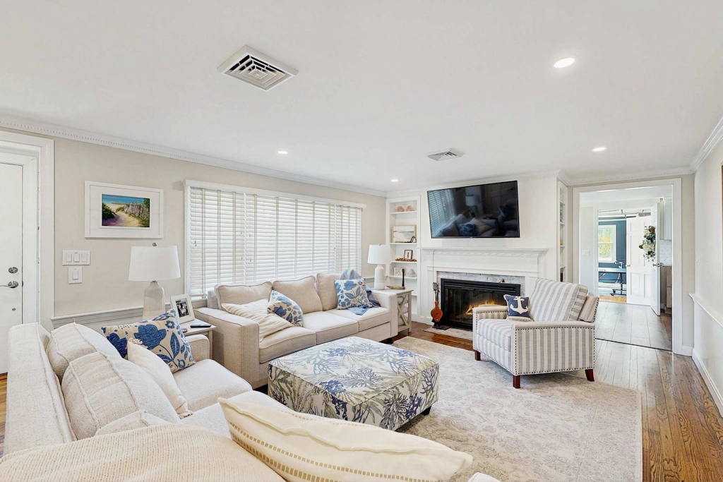 Mid-Cape Retreat, Near Beaches & Nice Yard