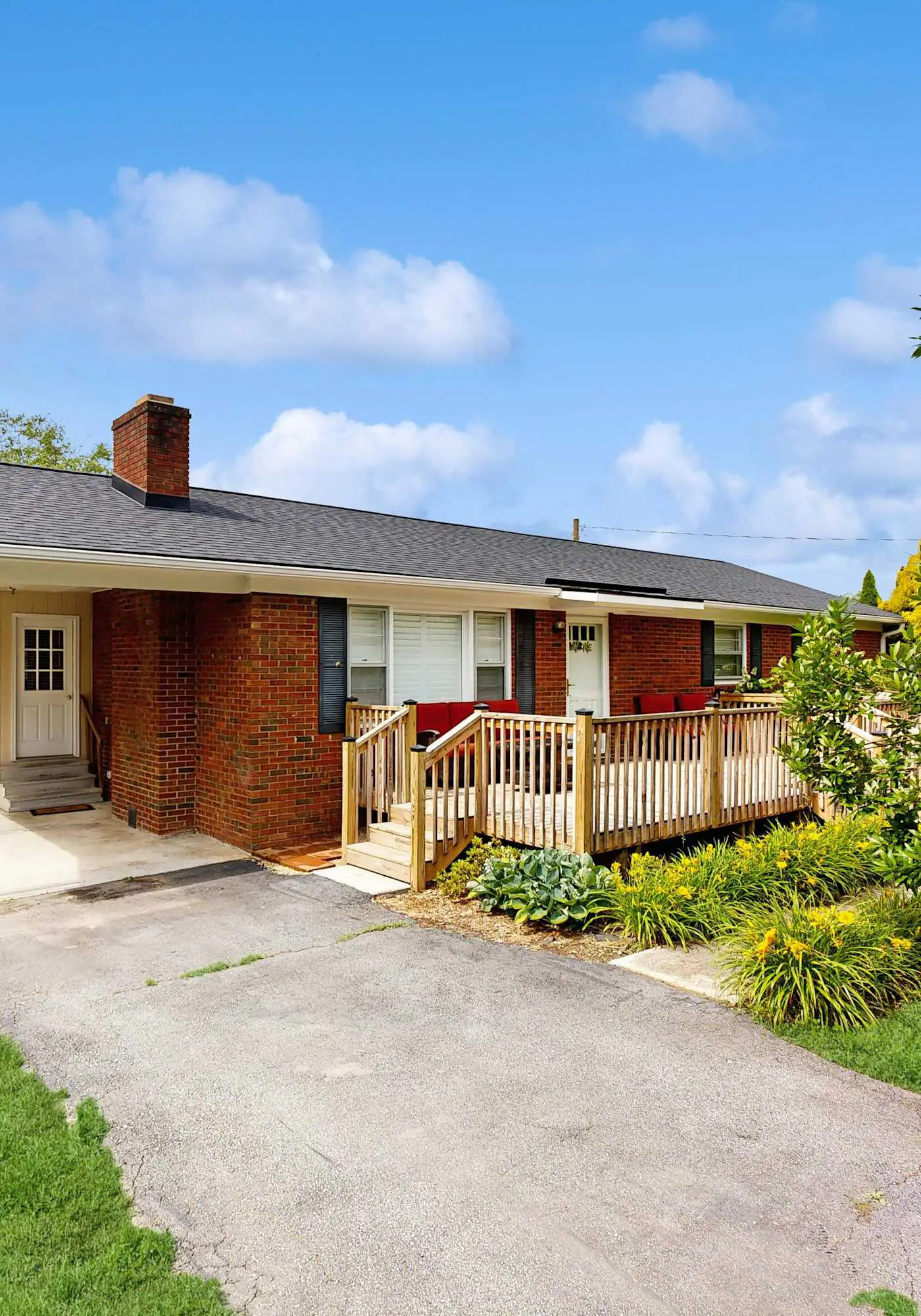 Cozy dog-friendly, house, fenced backyard, outdoor seating, deck, central air, w/d, wifi