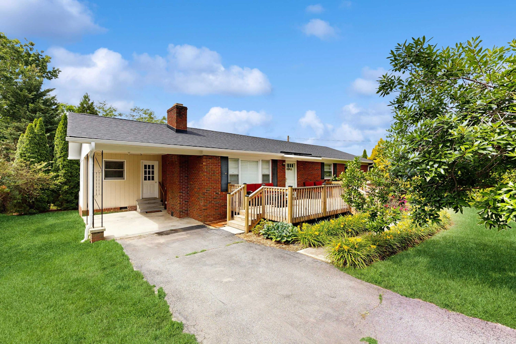 Cozy dog-friendly, house, fenced backyard, outdoor seating, deck, central air, w/d, wifi