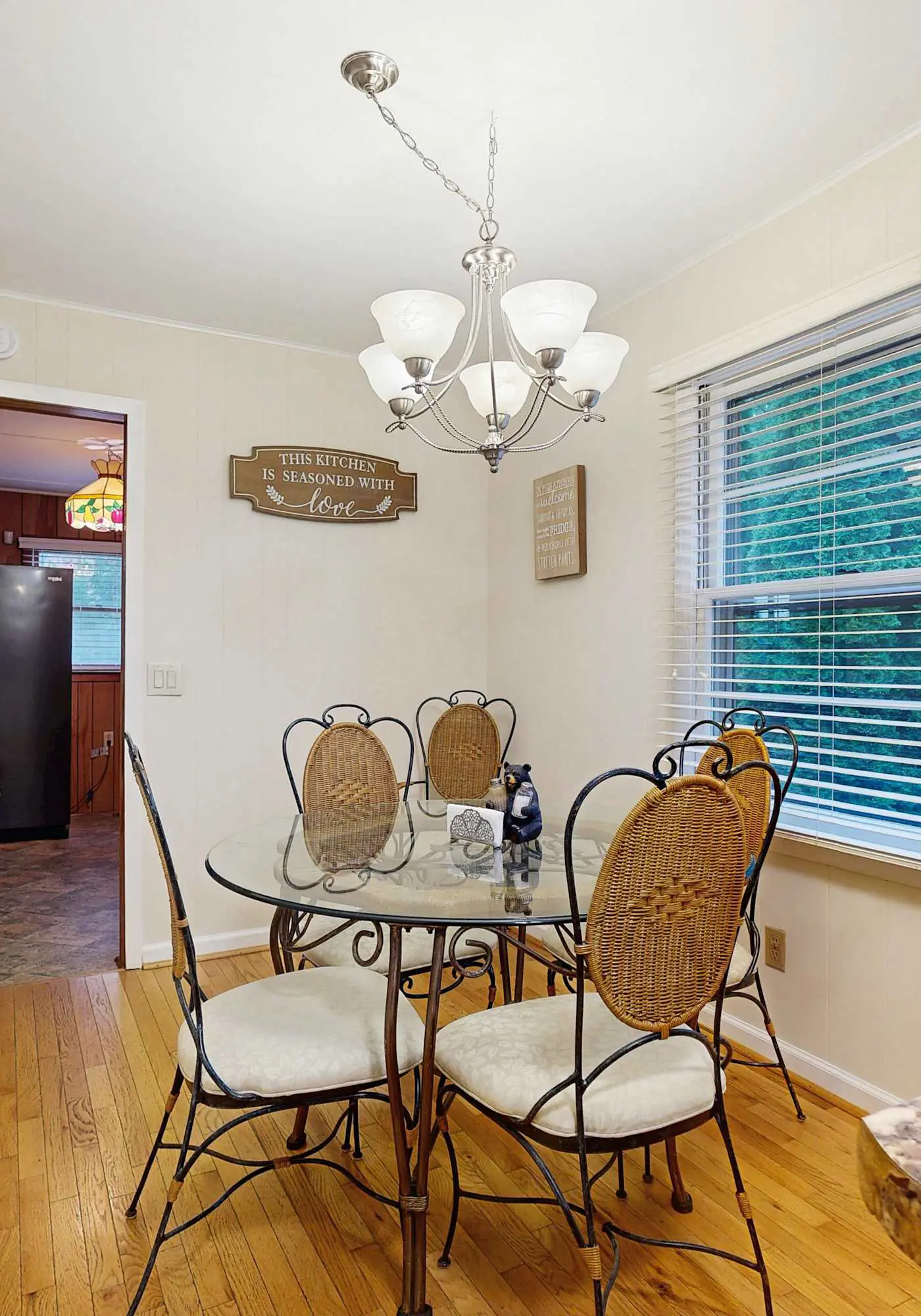 Cozy dog-friendly, house, fenced backyard, outdoor seating, deck, central air, w/d, wifi