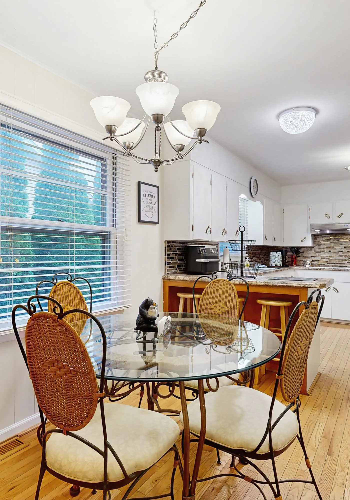 Cozy dog-friendly, house, fenced backyard, outdoor seating, deck, central air, w/d, wifi
