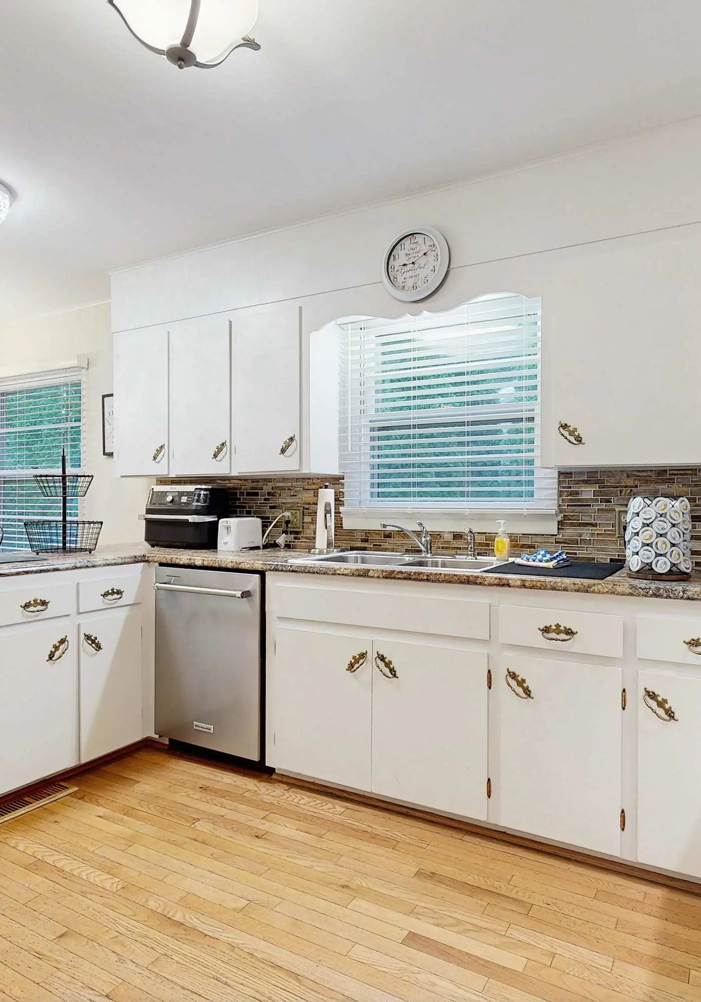 Cozy dog-friendly, house, fenced backyard, outdoor seating, deck, central air, w/d, wifi