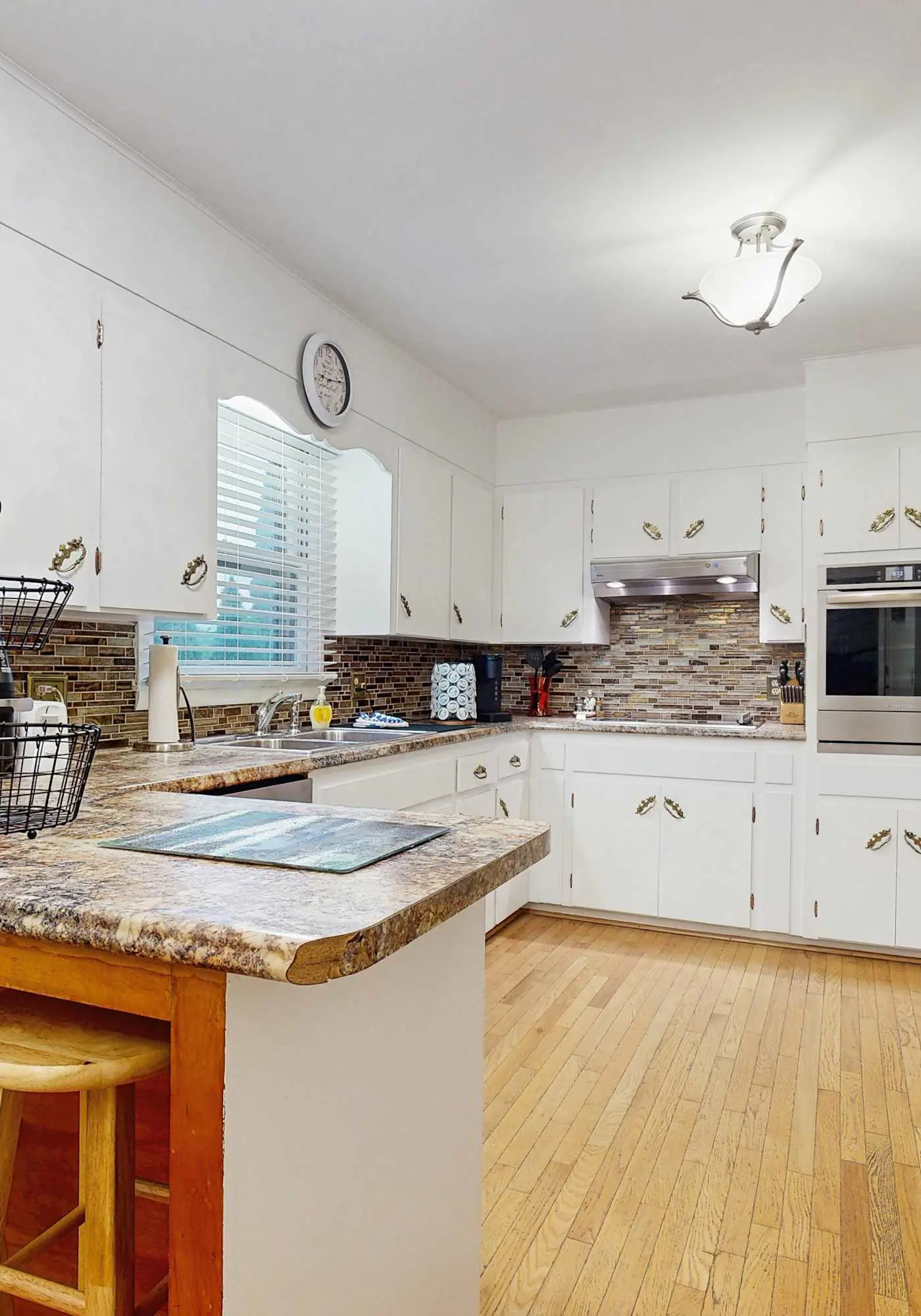 Cozy dog-friendly, house, fenced backyard, outdoor seating, deck, central air, w/d, wifi