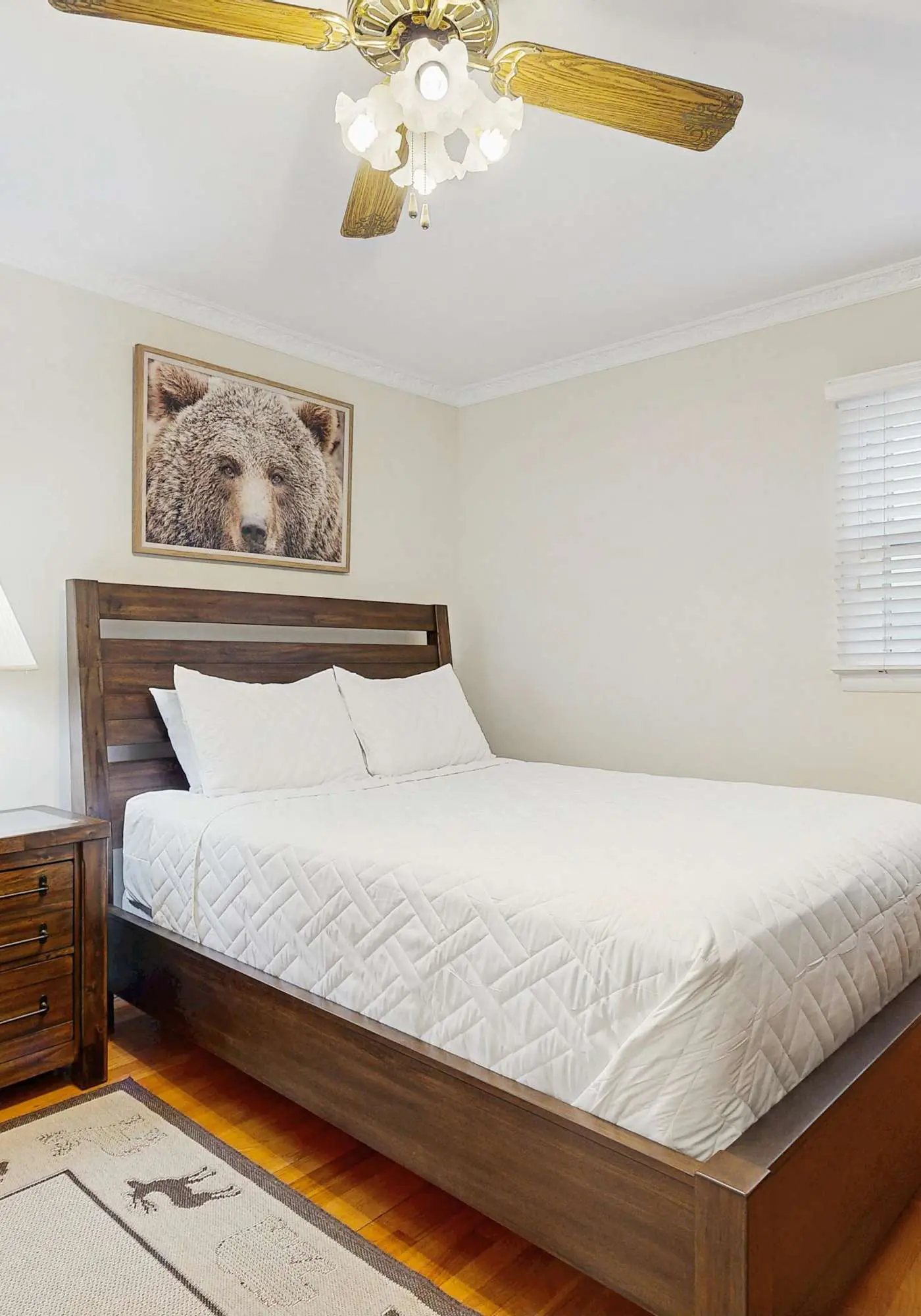 Cozy dog-friendly, house, fenced backyard, outdoor seating, deck, central air, w/d, wifi