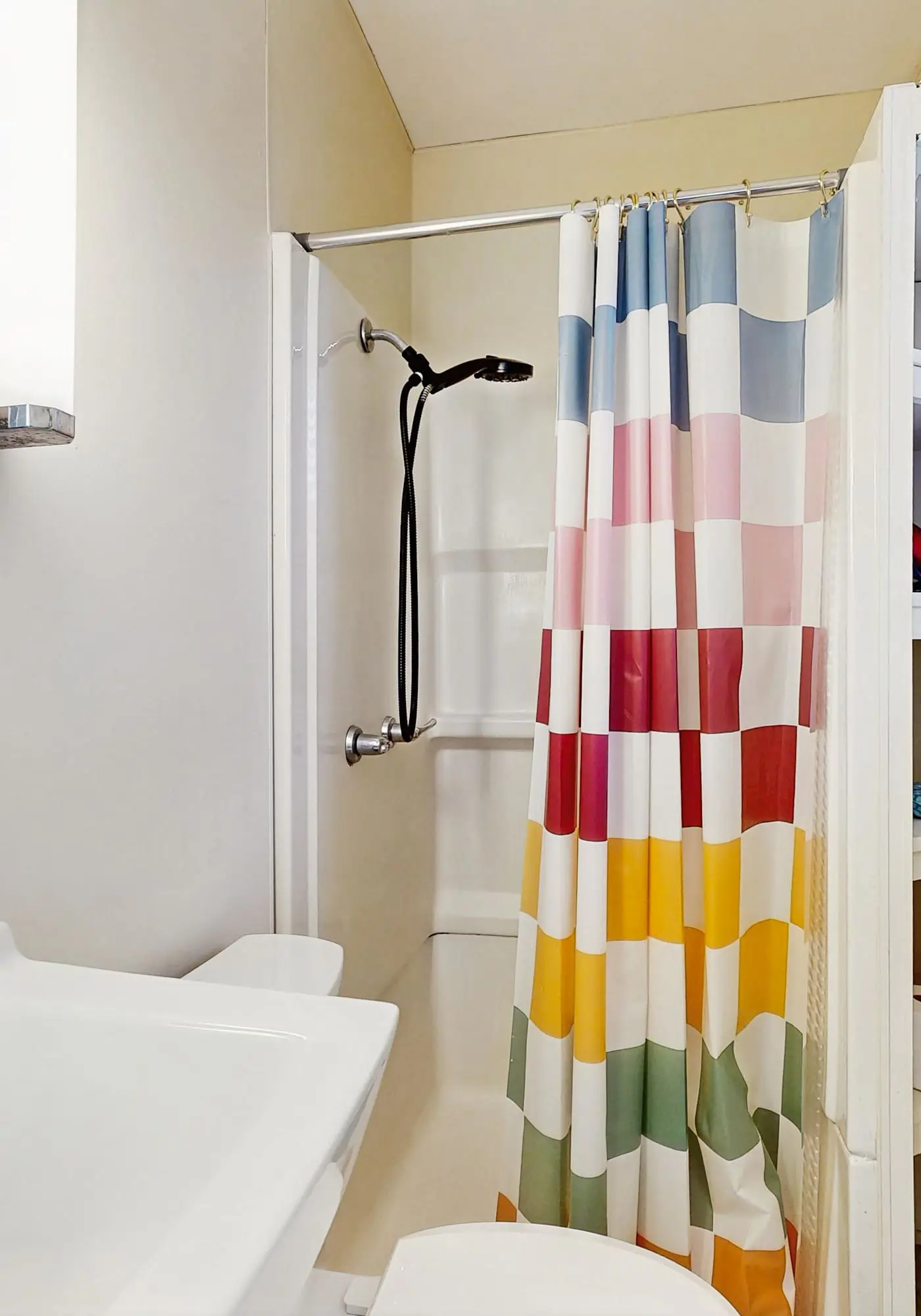 Cozy dog-friendly, house, fenced backyard, outdoor seating, deck, central air, w/d, wifi
