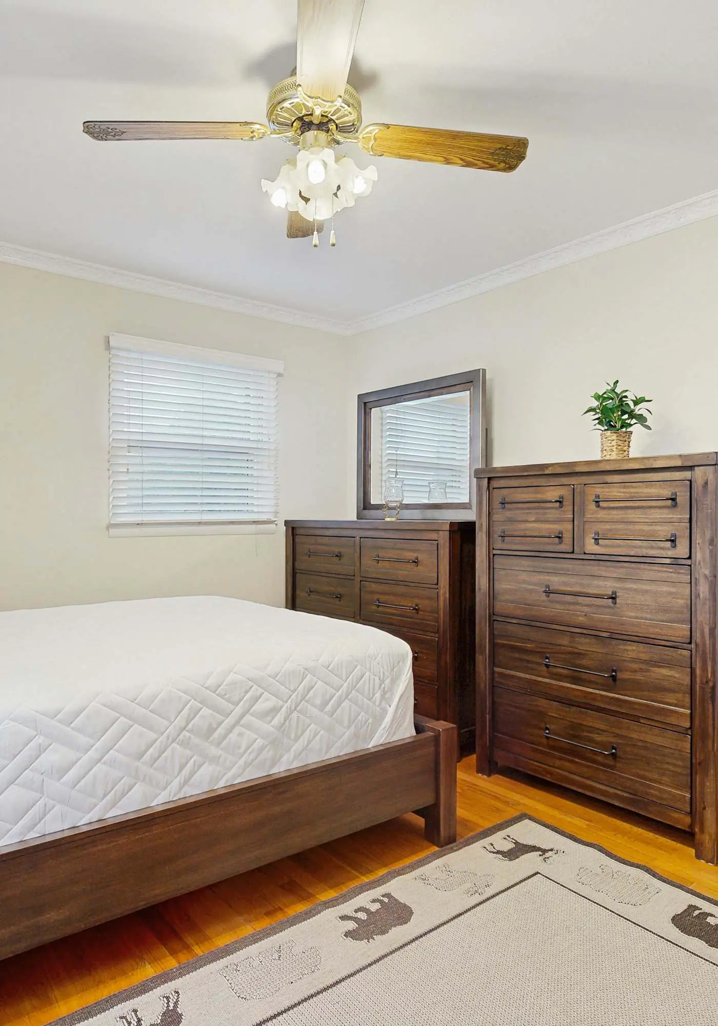 Cozy dog-friendly, house, fenced backyard, outdoor seating, deck, central air, w/d, wifi