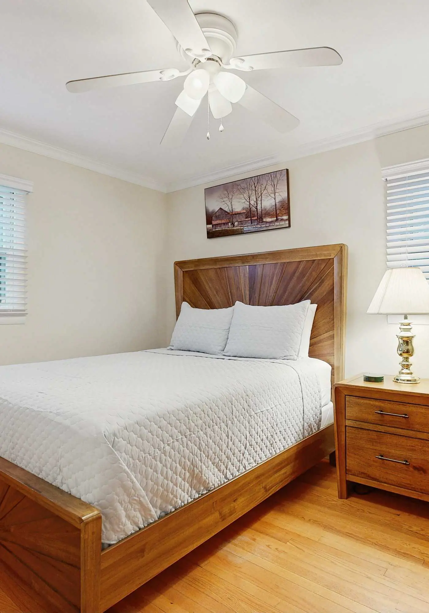 Cozy dog-friendly, house, fenced backyard, outdoor seating, deck, central air, w/d, wifi