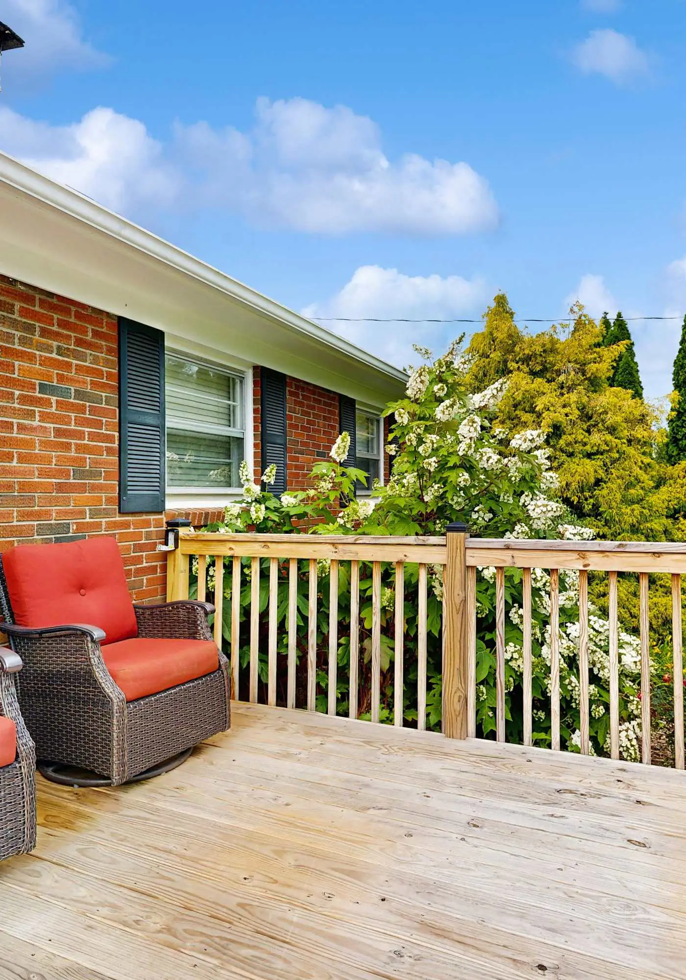 Cozy dog-friendly, house, fenced backyard, outdoor seating, deck, central air, w/d, wifi