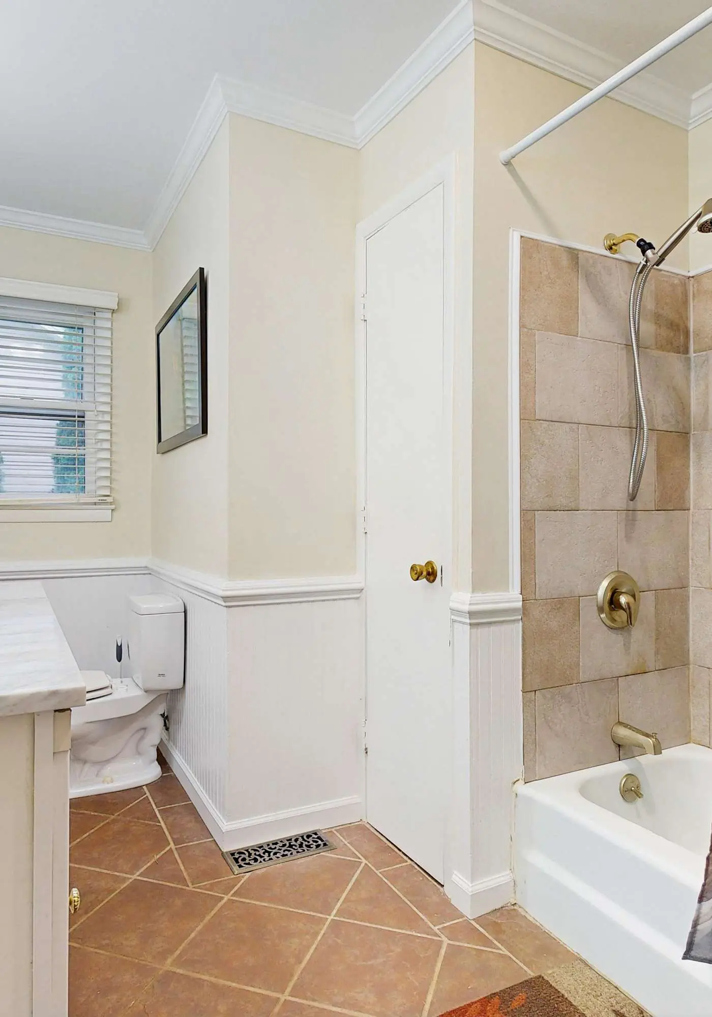 Cozy dog-friendly, house, fenced backyard, outdoor seating, deck, central air, w/d, wifi