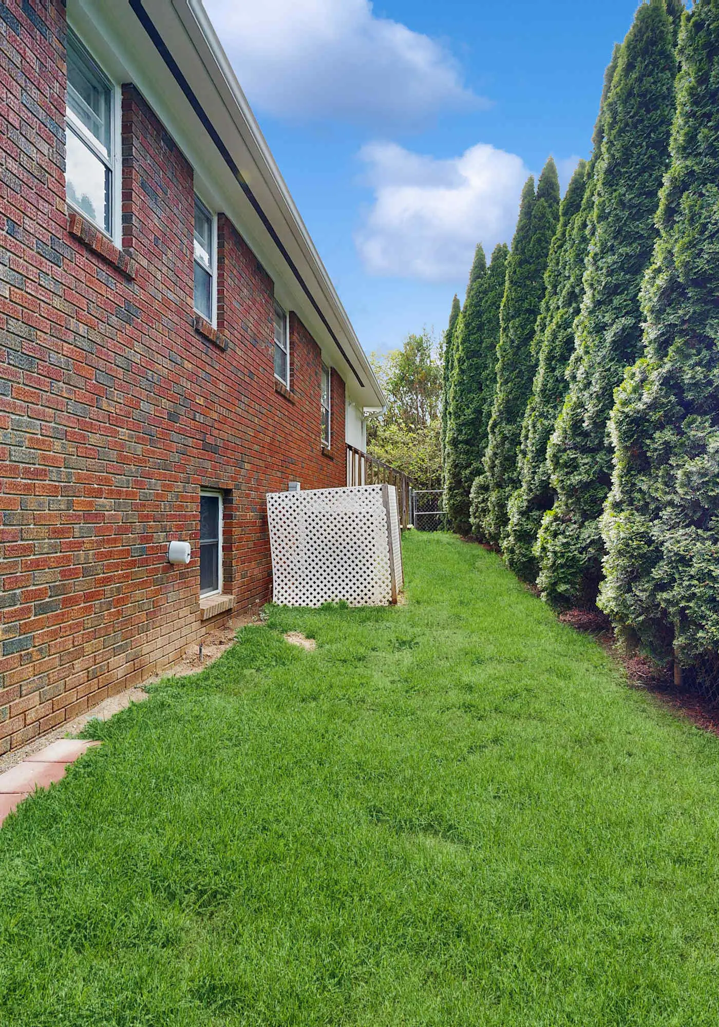 Cozy dog-friendly, house, fenced backyard, outdoor seating, deck, central air, w/d, wifi