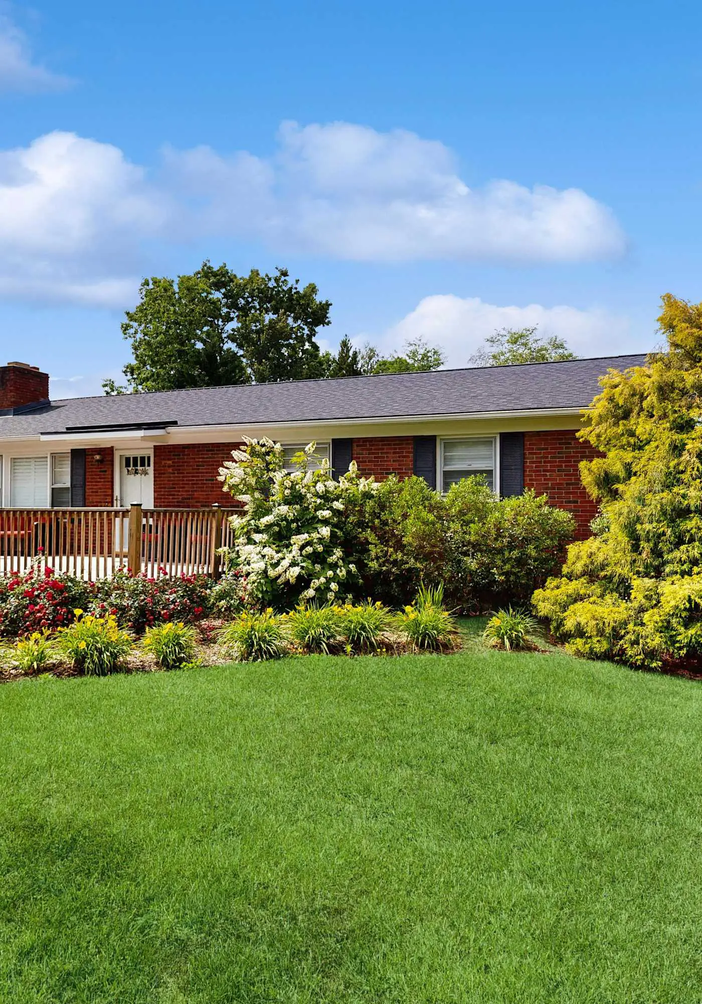 Cozy dog-friendly, house, fenced backyard, outdoor seating, deck, central air, w/d, wifi