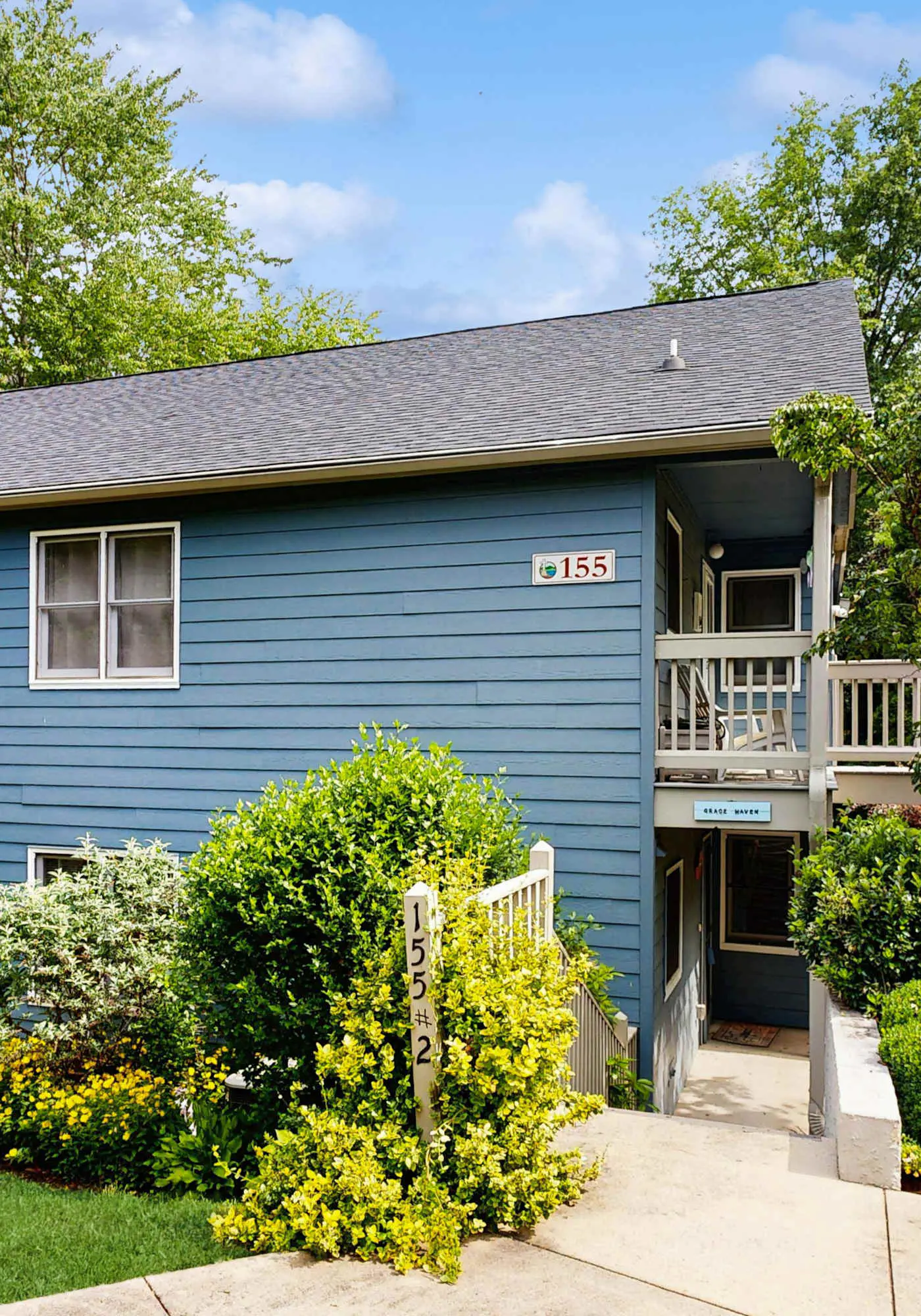 Mountain view condo with WiFi, full kitchen, central AC, patio, w/d