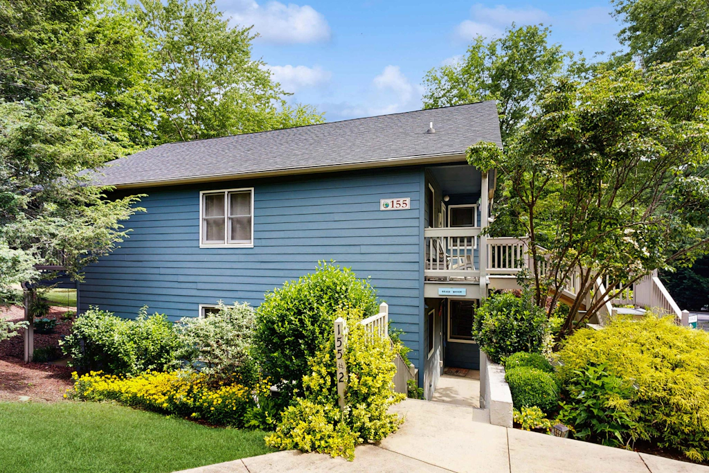 Mountain view condo with WiFi, full kitchen, central AC, patio, w/d