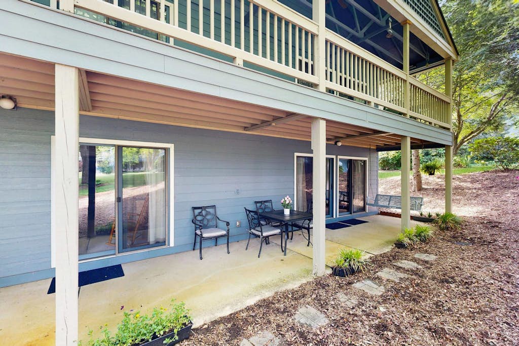 Mountain view condo with WiFi, full kitchen, central AC, patio, w/d