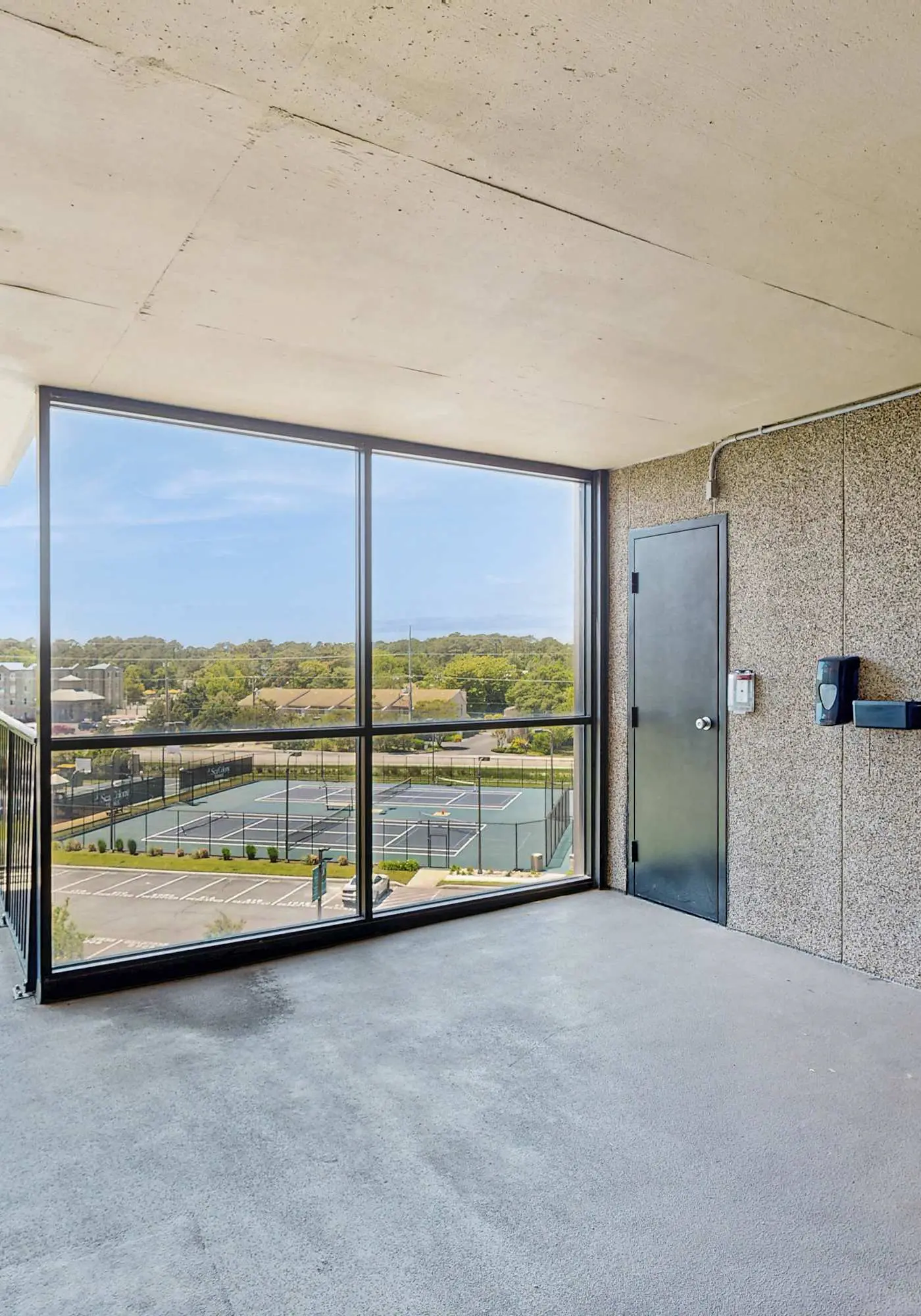 Sea Colony 4th floor condo with pools, tennis