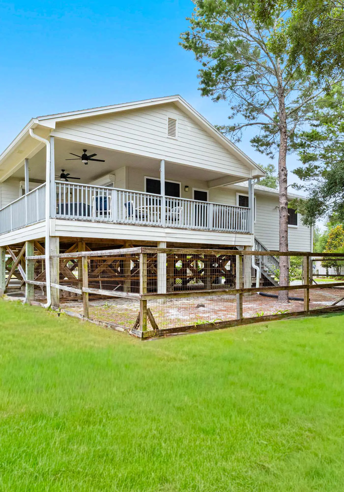5BR Home, Located on Canal, Backyard with Deck and BBQ