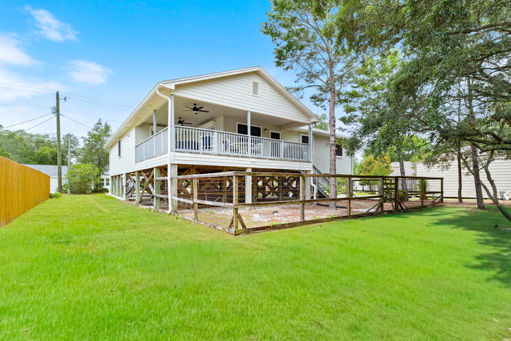 5BR Home, Located on Canal, Backyard with Deck and BBQ