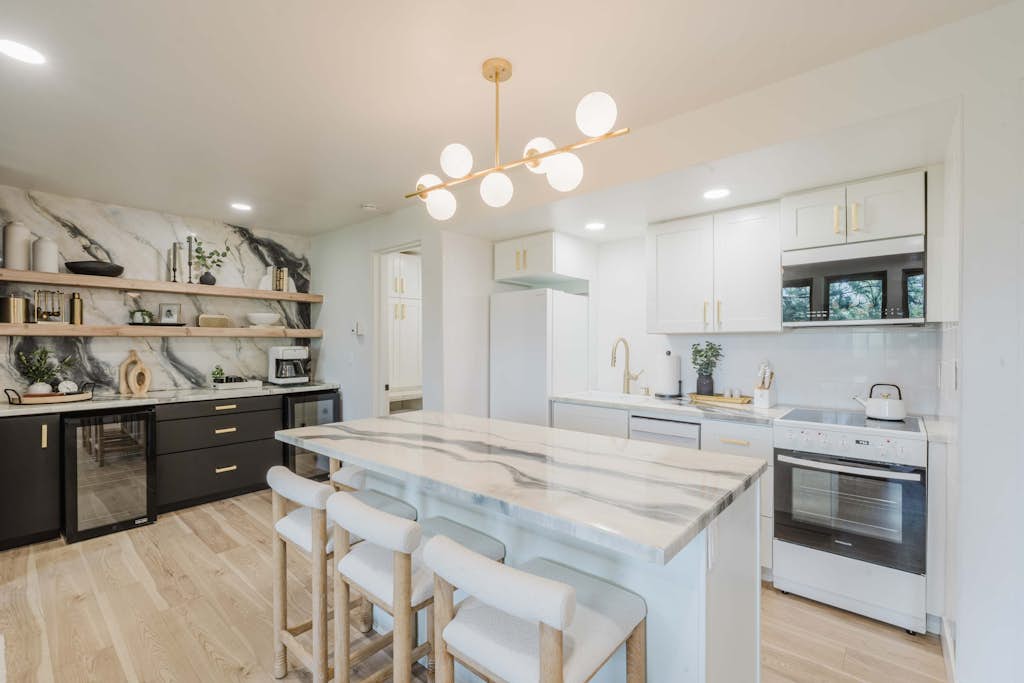 1BR Condo, Pool & Hot Tub, fitness center, trails