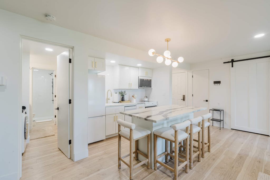 1BR Condo, Pool & Hot Tub, fitness center, trails