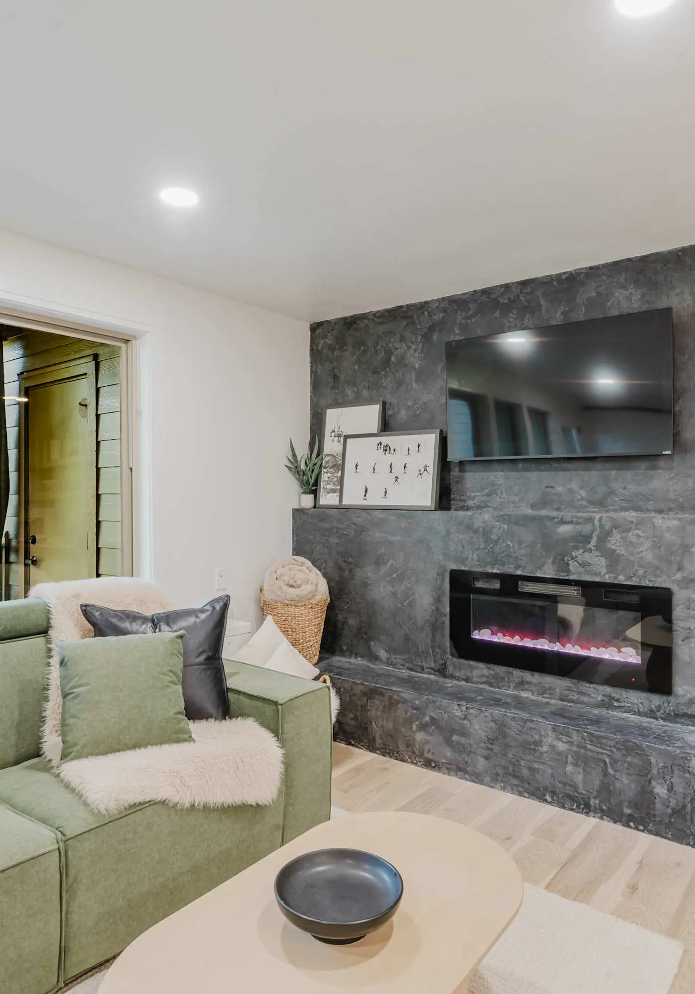 1BR Condo, Pool & Hot Tub, fitness center, trails