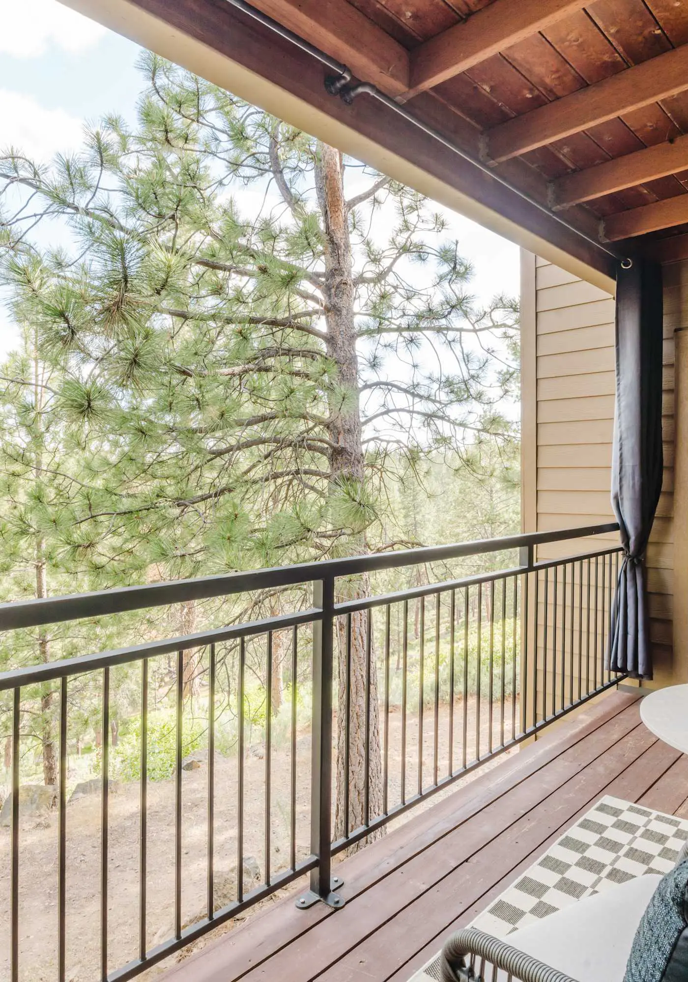 1BR Condo, Pool & Hot Tub, fitness center, trails