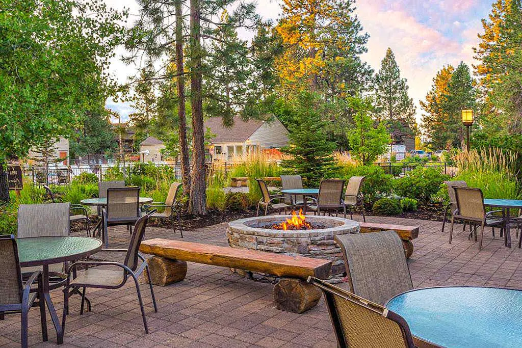 1BR Condo, Pool & Hot Tub, fitness center, trails
