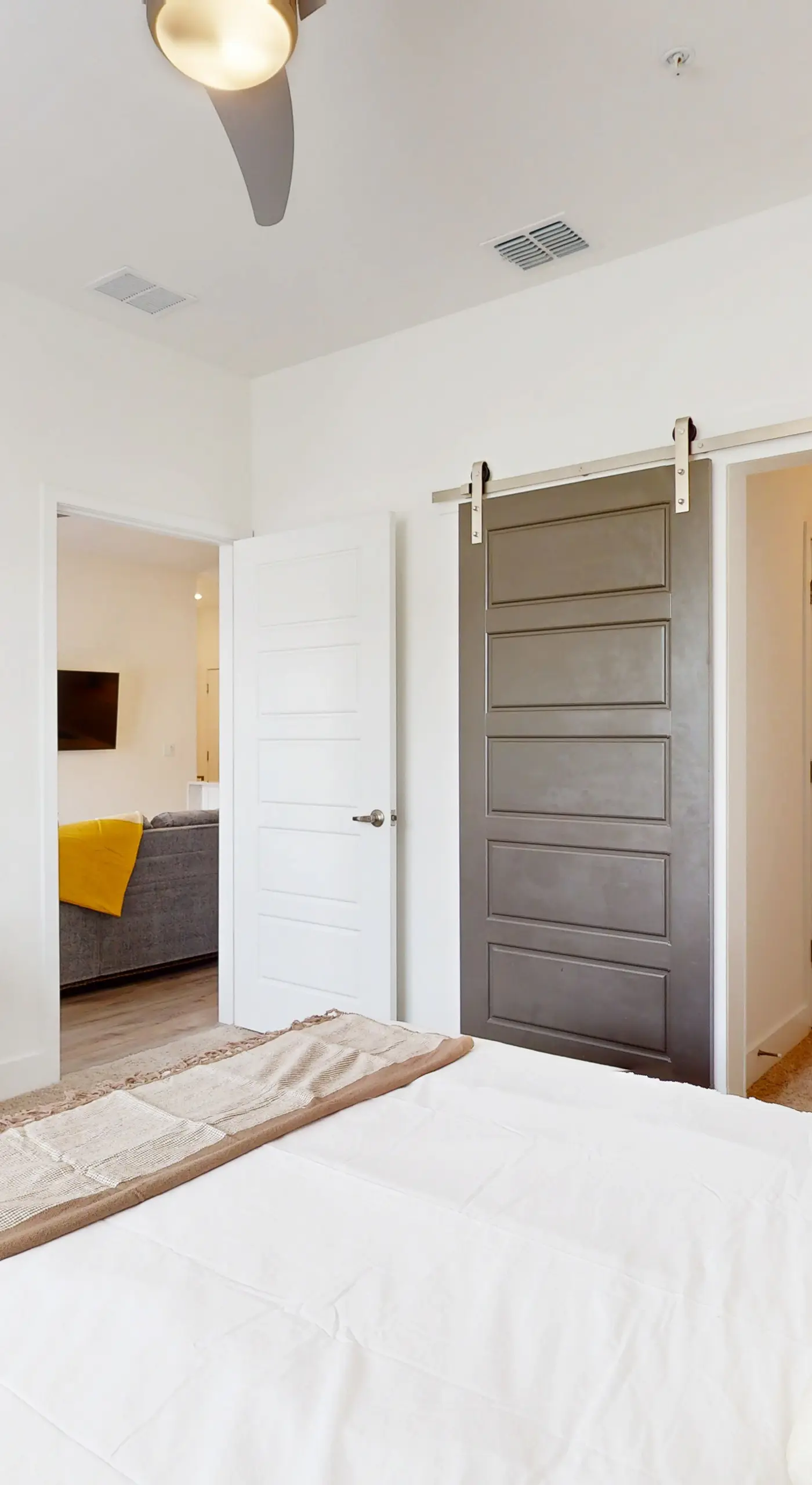2 Mi to UF Campus! Modern Luxury Apt w/ Pool