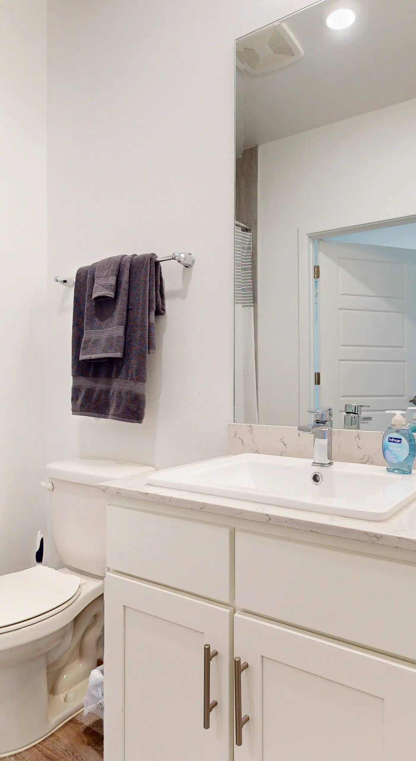 2 Mi to UF Campus! Modern Luxury Apt w/ Pool