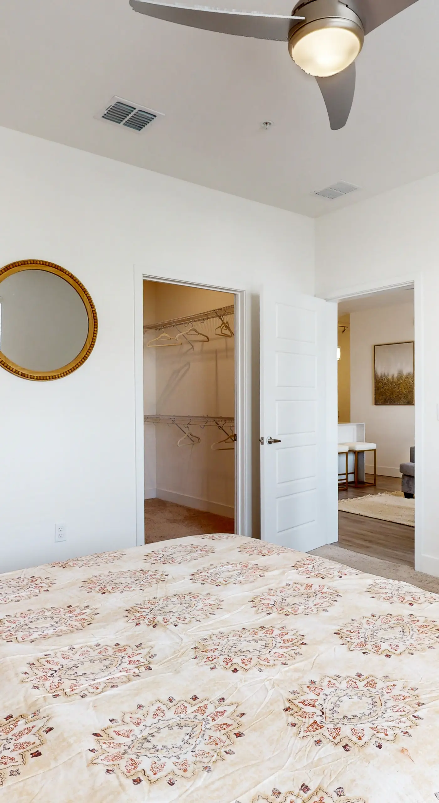 2 Mi to UF Campus! Modern Luxury Apt w/ Pool